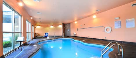 Innendørsbasseng og solsenger