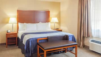 Camas con pillow-top, escritorio y tabla de planchar con plancha