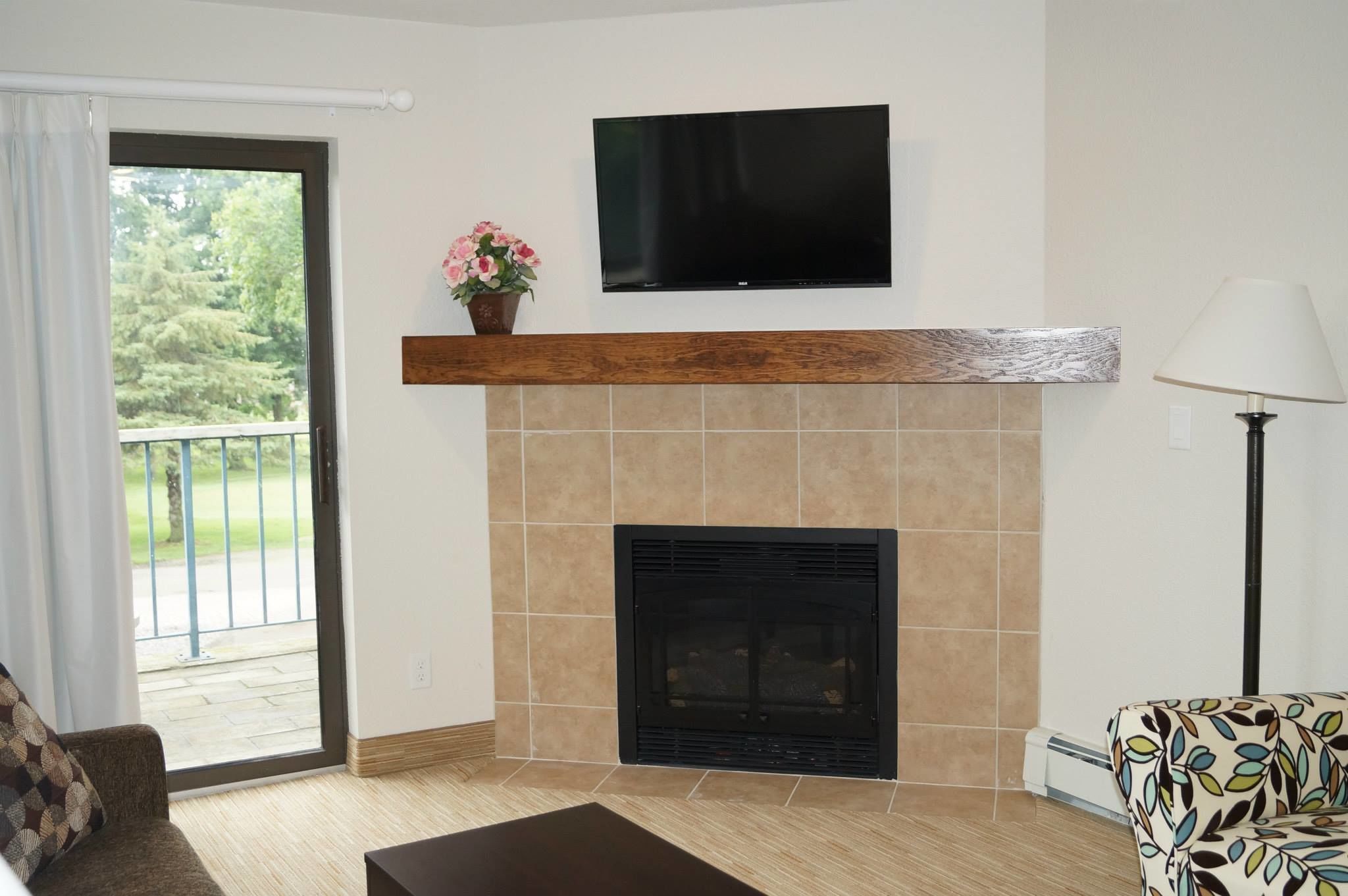 deluxe suite, 1 king bed with sofa bed, balcony, golf view | living room | flat-screen tv