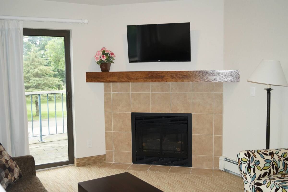 deluxe suite, 1 king bed with sofa bed, balcony, golf view | living room | flat-screen tv