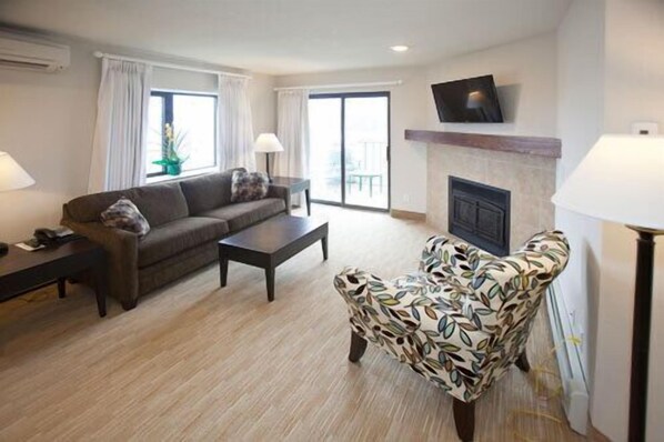 Deluxe Suite, 1 King Bed with Sofa bed, Balcony, Golf View | Living room