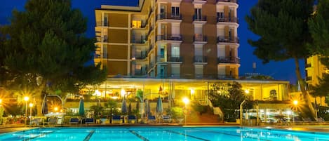 Outdoor pool, sun loungers