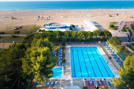 Outdoor pool, sun loungers. Hotel Principe