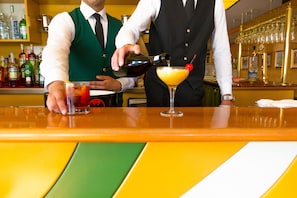 Bar (trong khuôn viên)