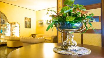 Coin salon dans le hall