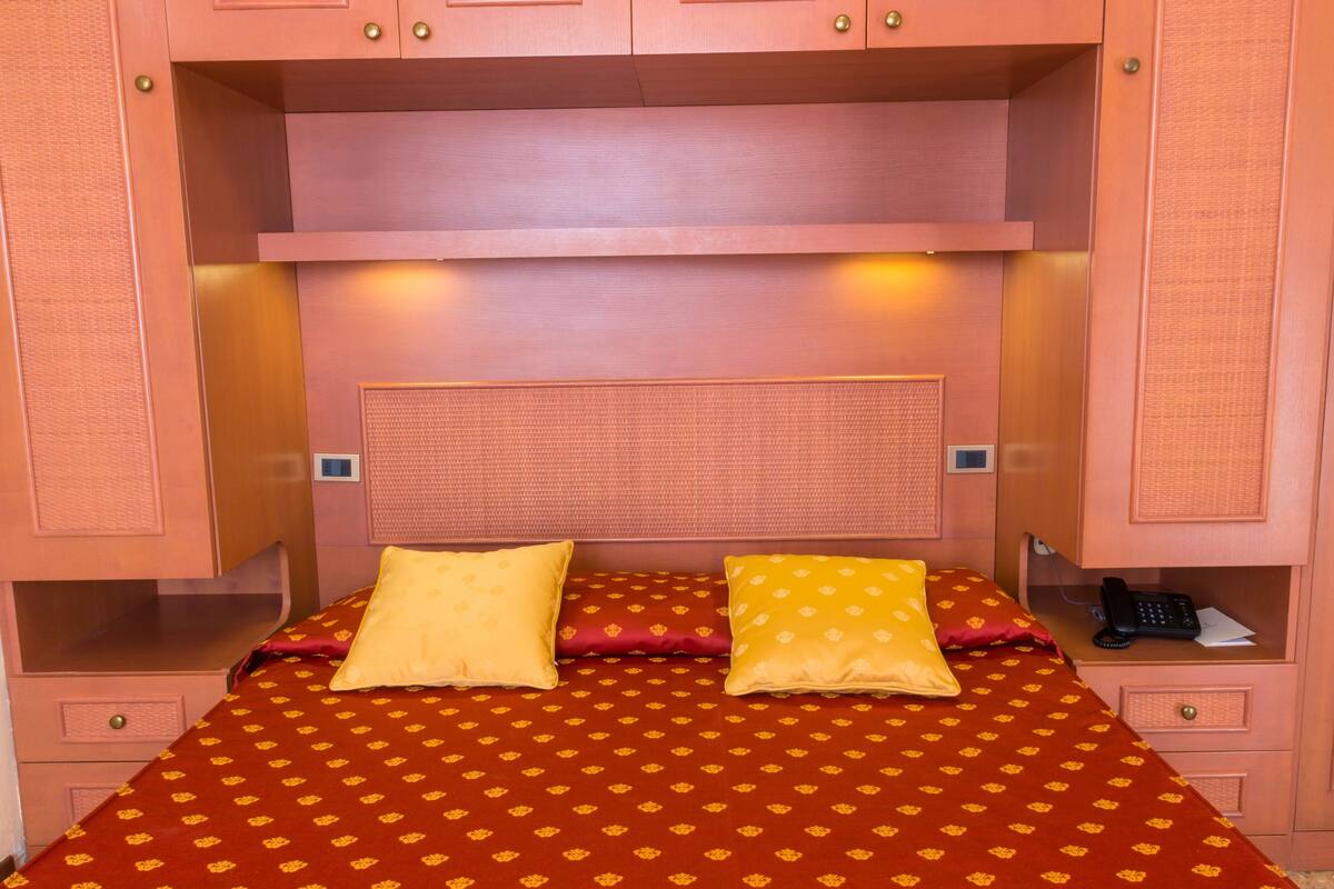quadruple room | in-room safe, desk, free cots/infant beds, free wifi