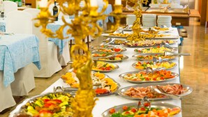 En buffet med forskelligt mad og bestik.