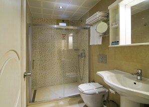 Ducha, artículos de tocador gratuitos, secador de pelo, pantuflas