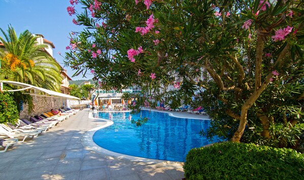 2 piscines extérieures