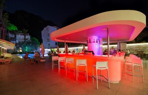 3 Bars/Lounges, 2 Poolbars