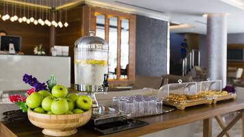 3 bars/lounges, 2 poolside bars