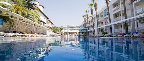 2 outdoor pools