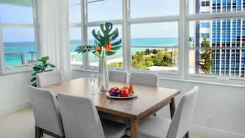Suíte luxo, 2 quartos, vista para o oceano, no canto | Opções para refeição no quarto