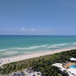 在海滩、白沙、沙滩椅、海滩遮阳伞