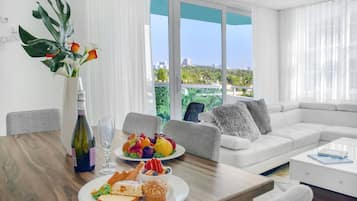 Suíte premier, 3 quartos, 2 banheiros, vista para a baía | Opções para refeição no quarto