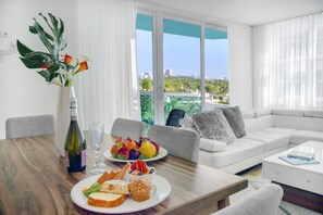 Suite Premier, 3 habitaciones, 2 baños, vista a la bahía | Servicio a la habitación