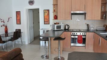 Microwave, cookware/dishes/utensils