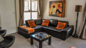 Familienzimmer, 2 Schlafzimmer, Küche (Courtyard) | Wohnzimmer | Fernseher