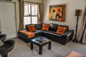 Familierom, 2 soverom, kjøkken (Courtyard) | Oppholdsrom | TV