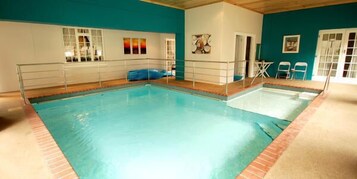 Una piscina cubierta, una piscina al aire libre