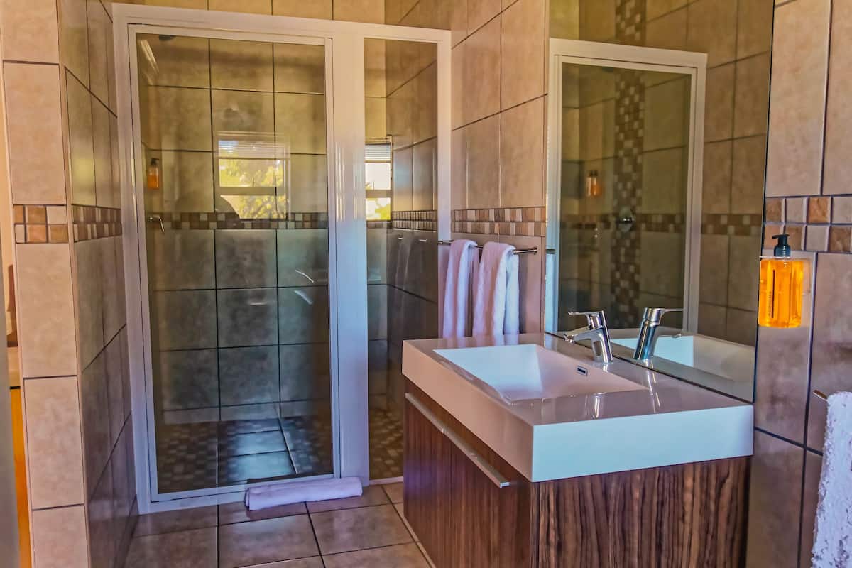 King Large Room, Balcony | Salle de bain | SĂšche-cheveux, serviettes fournies