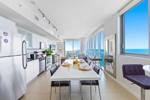 Deluxe appartement, 1 slaapkamer, uitzicht op zee, hoek | Dineerruimte