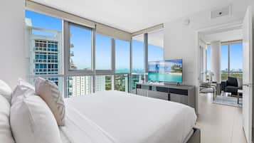 Deluxe Apartment, 1 Bedroom, Bay View, Corner | 1 bedroom, premium bedding, individually decorated