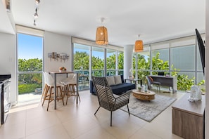 Departamento superior, 1 habitación, balcón, vista a la alberca | Área de sala de estar | Smart TV de 50 pulgadas con canales digitales y servicios de streaming
