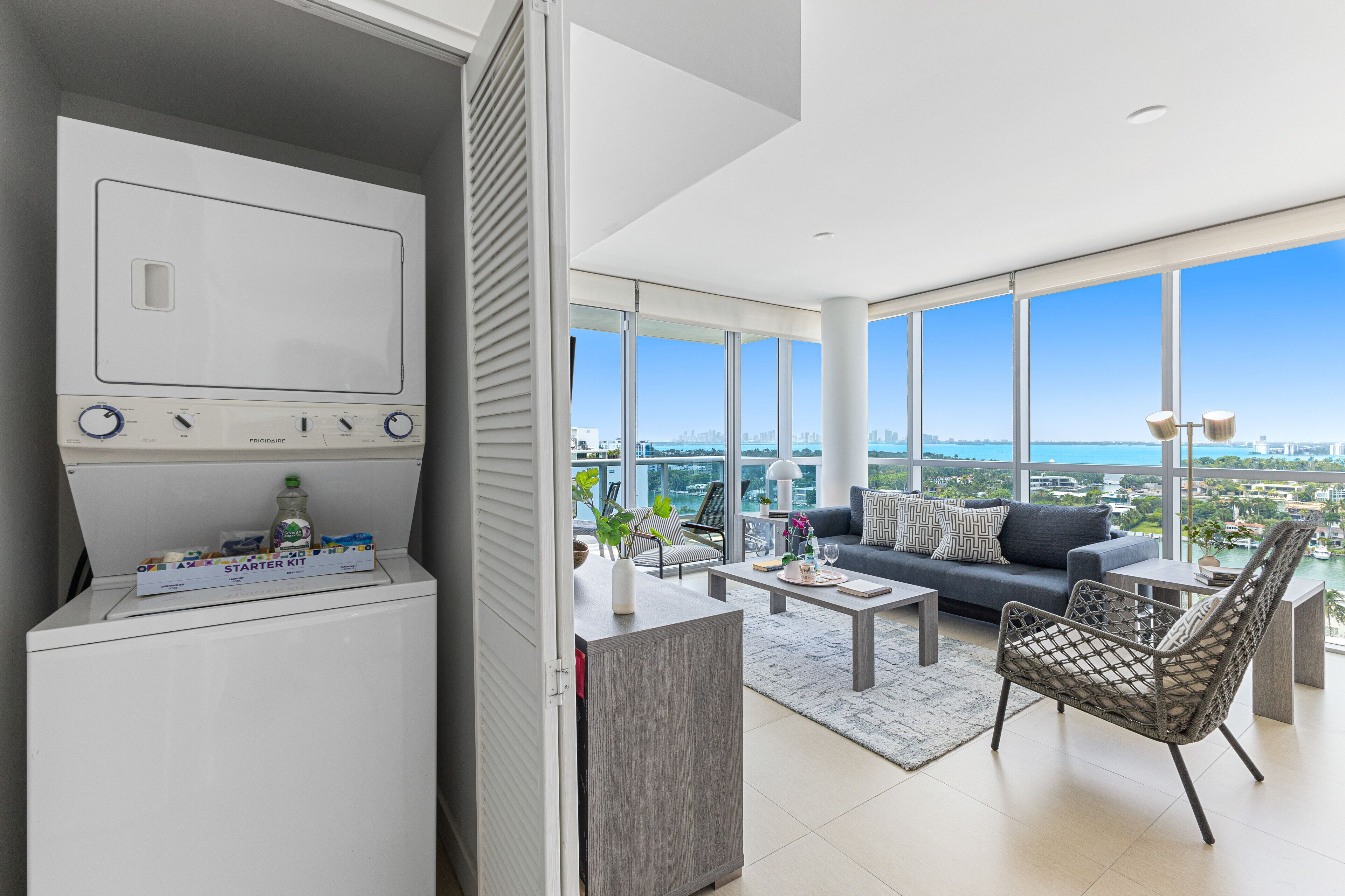 Un salon moderne avec un canapé, une table basse et une vue sur la ville.