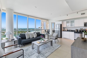 Deluxe Apartment, 1 Bedroom, Bay View, Corner | Living area