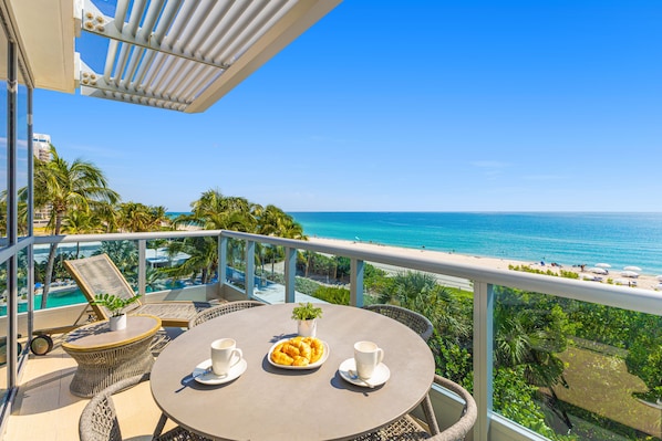 Apartamento superior, 1 quarto, vista para o oceano, no canto | Sacada