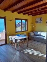 House, 2 Bedrooms, Terrace, Lake View Independent | Área de estar | TV de tela plana