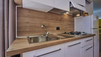 Family Studio, Kitchen, Ground Floor | Wi-fi percuma, cadar katil