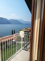 Quarto superior, sacada, ao lado do lago | Sacada
