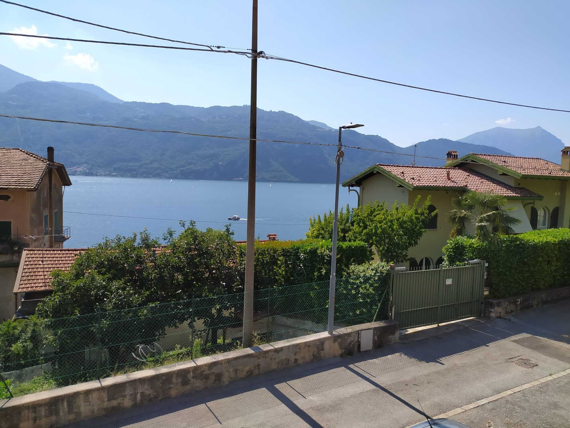 Un quartier résidentiel où les maisons offrent une vue sur un lac et des montagnes.
