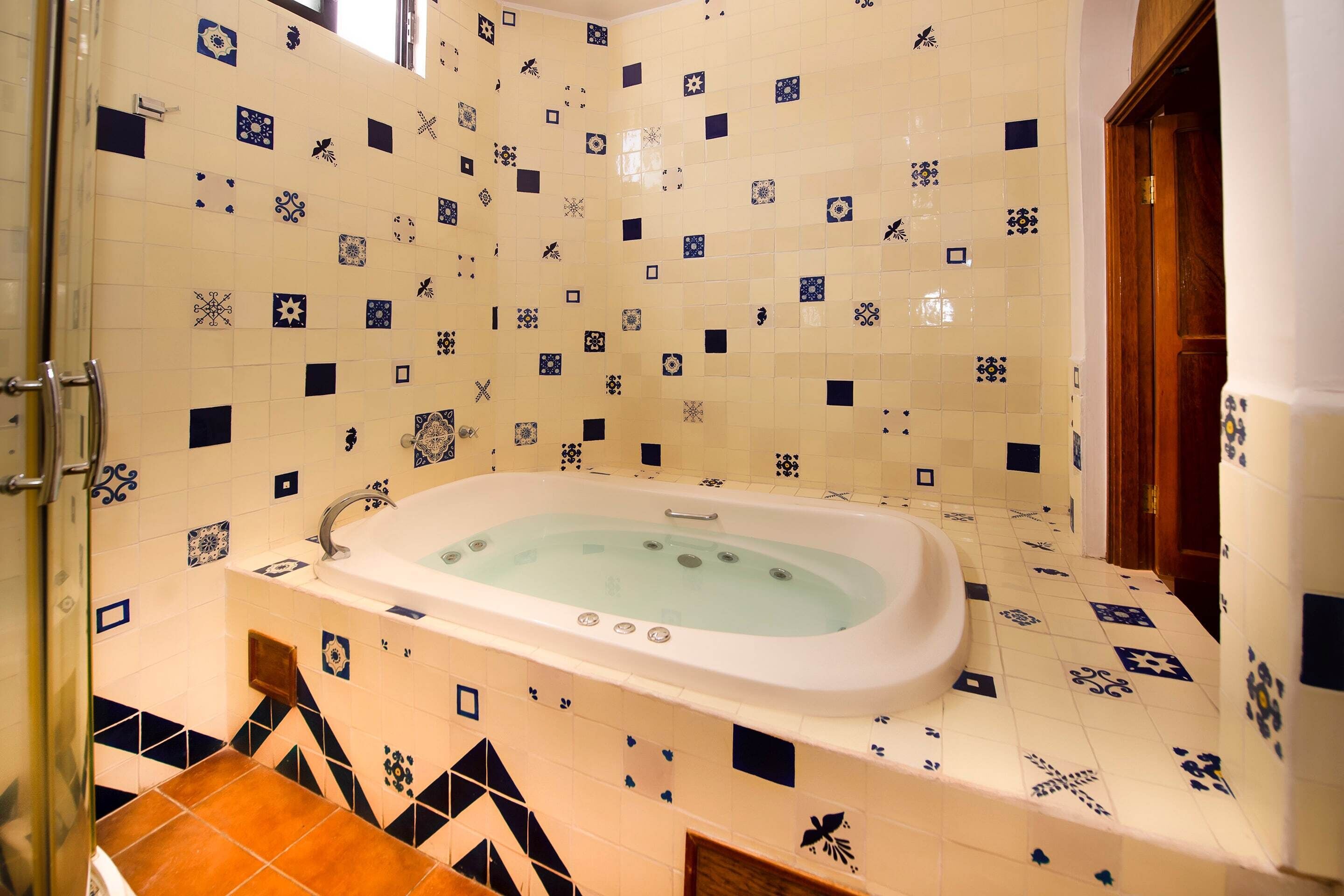 deluxe suite | bathroom | free toiletries, hair dryer, towels, soap