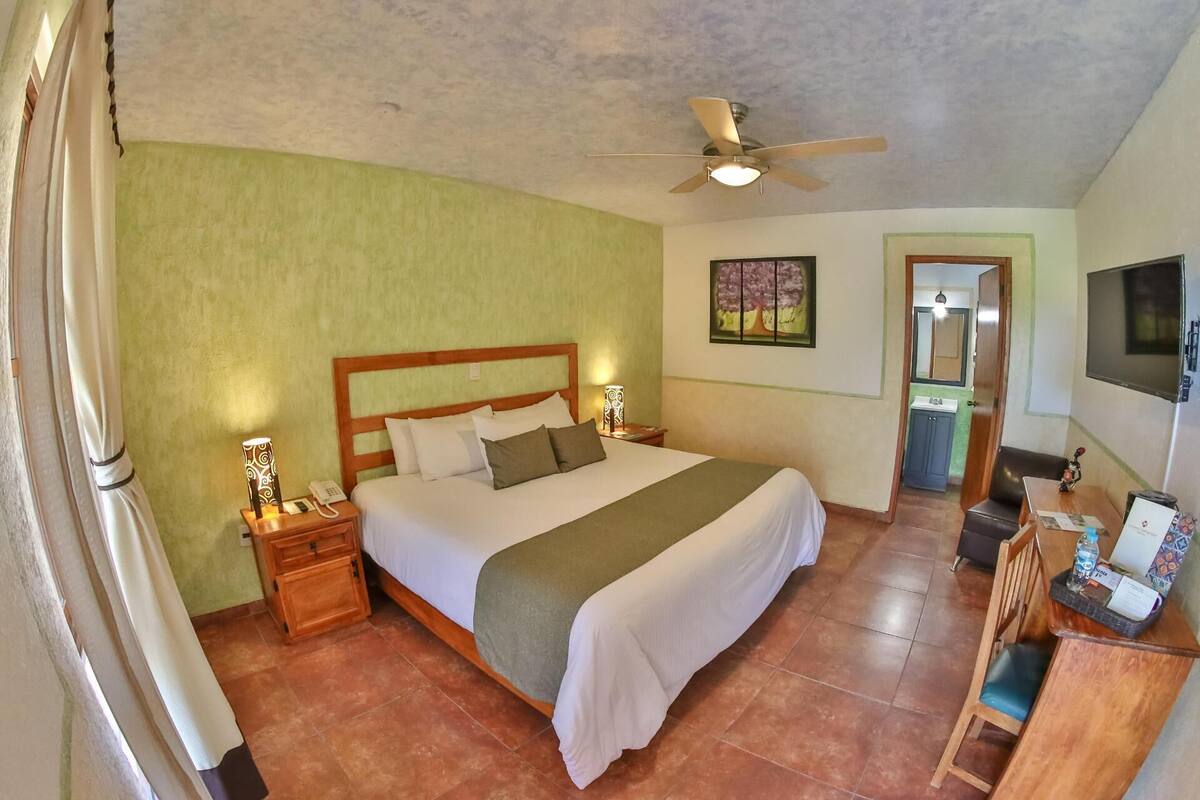1 bedroom, premium bedding, down comforters, desk