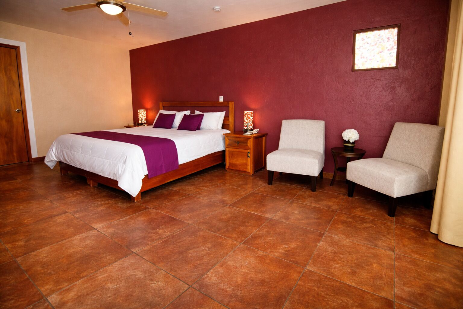 小型套房 | 高档床上用品、羽绒被、办公桌、免费 WiFi