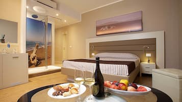 Suite Deluxe, 1 letto king con divano letto, angolo cottura, vista valle | 2 camere, lenzuola Frette, biancheria da letto di alta qualità