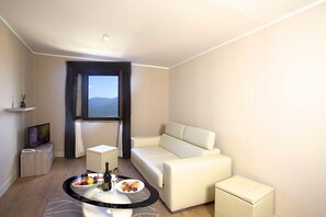 Deluxe Suite, 1 King Bed with Sofa bed, Kitchenette, Valley View | Living area | 40-inch LED TV with satellite channels, TV - Hotel Vatluna (Castiglione della Pescaia)