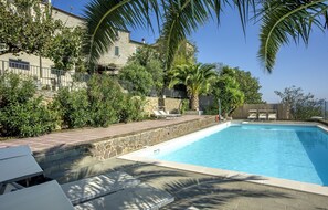 Seasonal outdoor pool, open 8:00 AM to 7:00 PM, pool umbrellas - Hotel Vatluna (Castiglione della Pescaia)