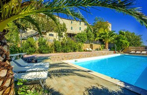 Una piscina al aire libre de temporada (de 08:00 a 19:00), sombrillas