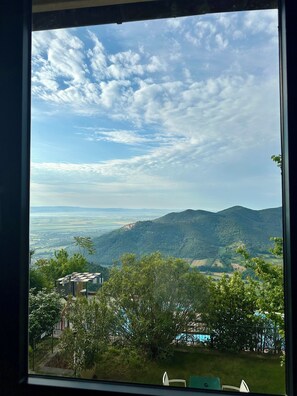 Camera panoramica, 1 letto king con divano letto, non fumatori, vista valle | Lenzuola Frette, biancheria da letto di alta qualità