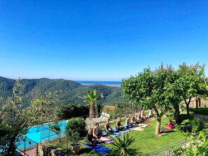 Una piscina al aire libre de temporada (de 08:00 a 19:00), sombrillas