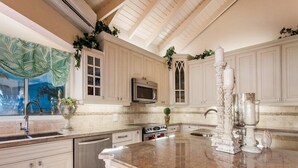 Premium Villa, 5 Bedrooms, Private Pool, Ocean View | Private kitchen - Villa Bianca (Simpson Bay)