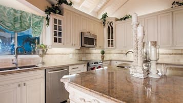 Vila Premium, 5 quartos, Piscina particular, Vista para o oceano | Cozinha privada | Geladeira, micro-ondas, cooktop, lava-louças