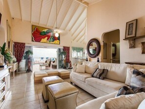 Villa Premium, 5 chambres, piscine privée, vue mer | Aire de séjour | Téléviseur à écran plat