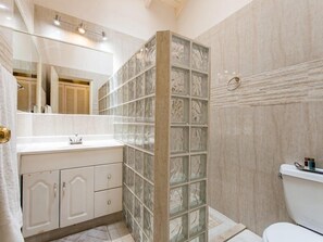 Premium-huvila, 5 makuuhuonetta, Yksityinen uima-allas, Merinäköala | Kylpyhuone | Suihku