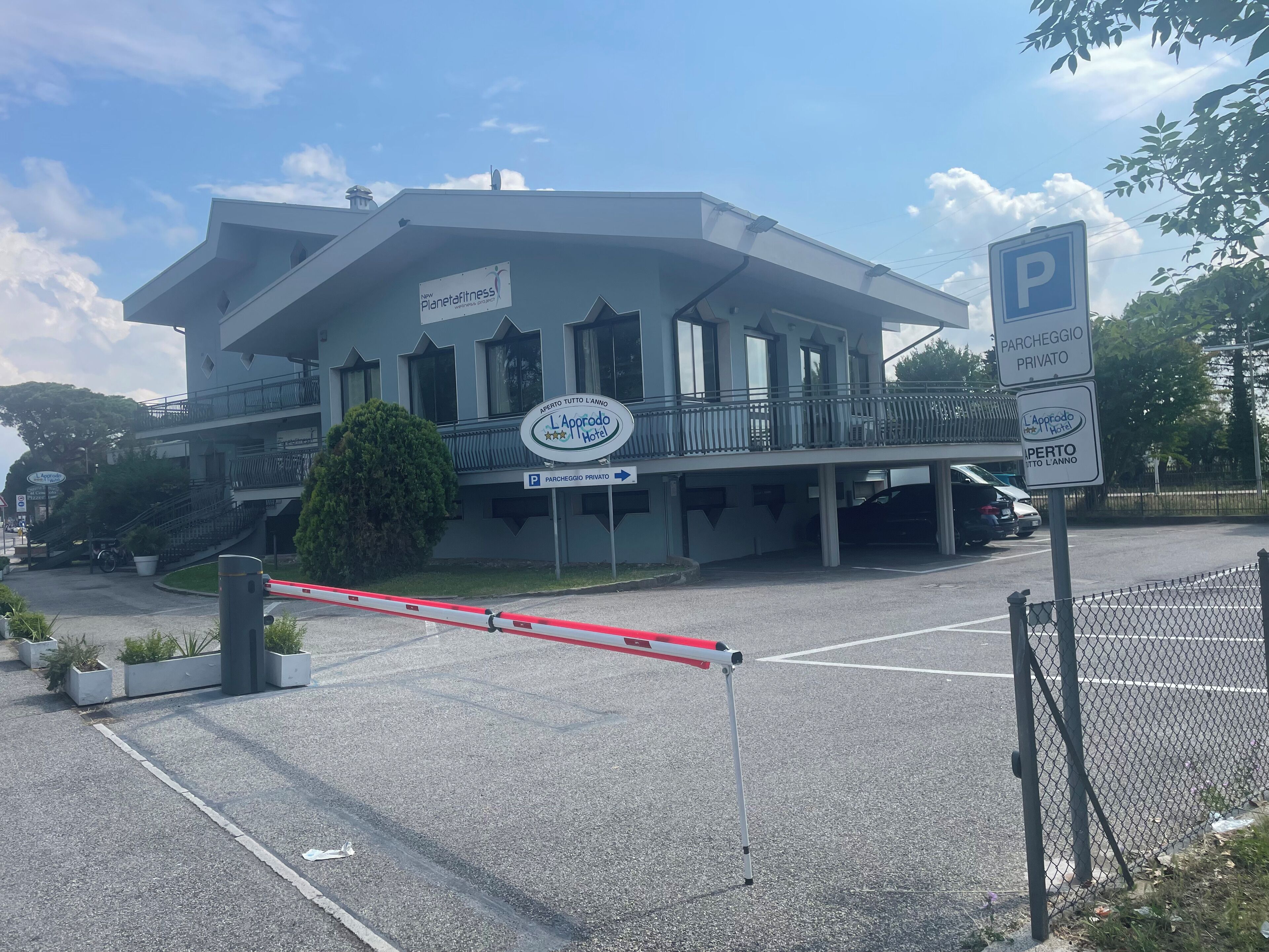 Un hotel dal design moderno, con un balcone e un'indicazione di parcheggio privato.
