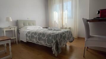 Camera singola, 1 letto singolo | Copriletto in piuma, una cassaforte in camera, una scrivania